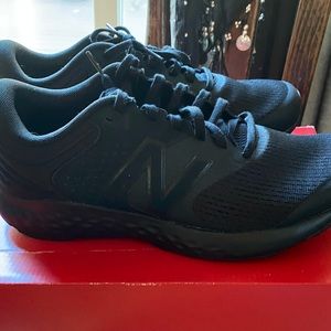 Size 9 Wide D Black New Balance sneakers ( New )